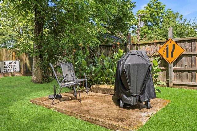 211 S Iowa Avenue, League City, TX 77573