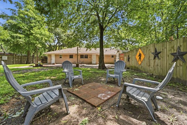 211 S Iowa Avenue, League City, TX 77573