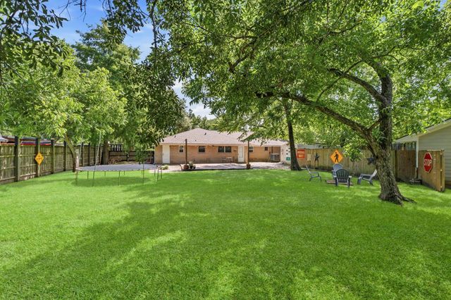 211 S Iowa Avenue, League City, TX 77573