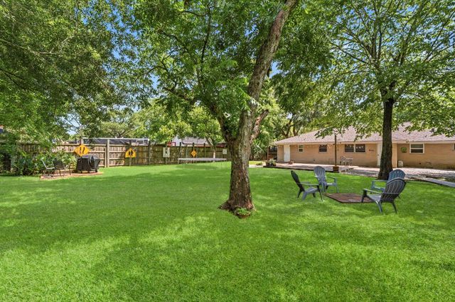 211 S Iowa Avenue, League City, TX 77573