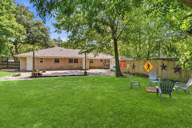 211 S Iowa Avenue, League City, TX 77573