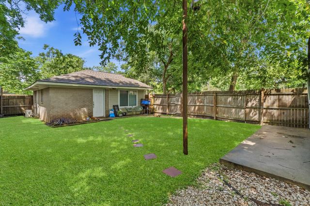 211 S Iowa Avenue, League City, TX 77573