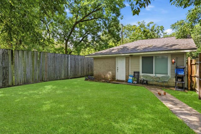 211 S Iowa Avenue, League City, TX 77573
