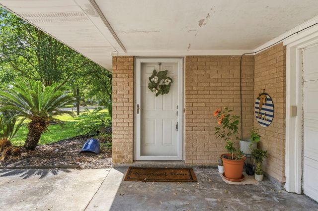 211 S Iowa Avenue, League City, TX 77573