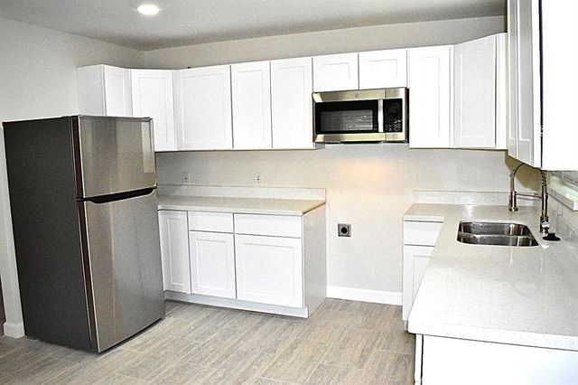 211 S Iowa Avenue, League City, TX 77573