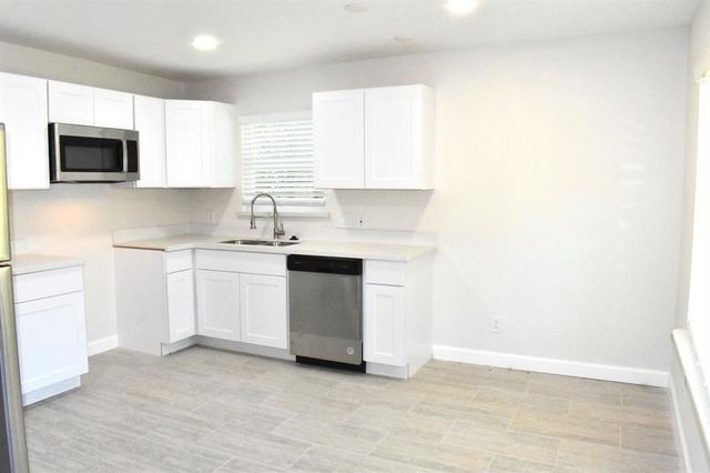 211 S Iowa Avenue, League City, TX 77573