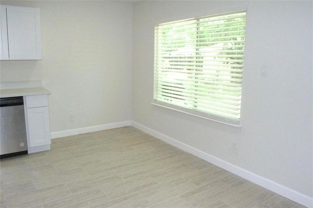 211 S Iowa Avenue, League City, TX 77573