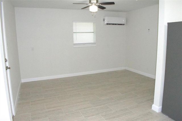 211 S Iowa Avenue, League City, TX 77573