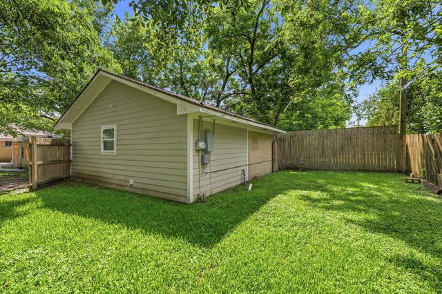 211 S Iowa Avenue, League City, TX 77573