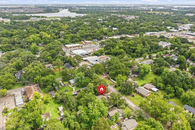 211 S Iowa Avenue, League City, TX 77573