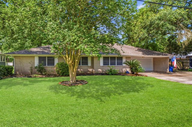 211 S Iowa Avenue, League City, TX 77573
