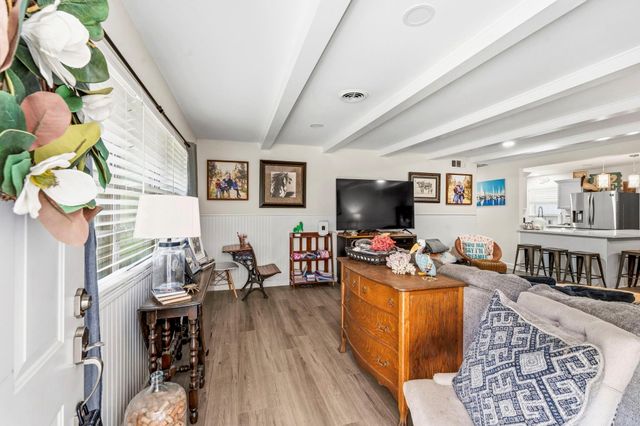211 S Iowa Avenue, League City, TX 77573