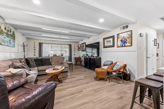 211 S Iowa Avenue, League City, TX 77573