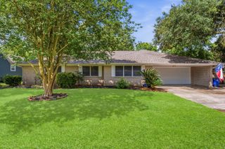 211 S Iowa Avenue, League City, TX 77573