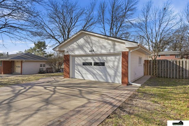 625 Sierra Drive, Lincoln, NE 68505