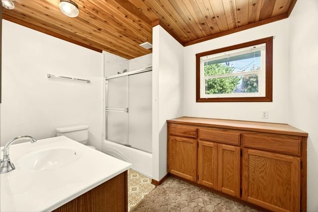 3363 Lone Pine Road, Medford, OR 97504