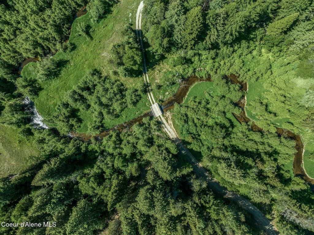 253 Shiloh Lp, Naples, ID 83847