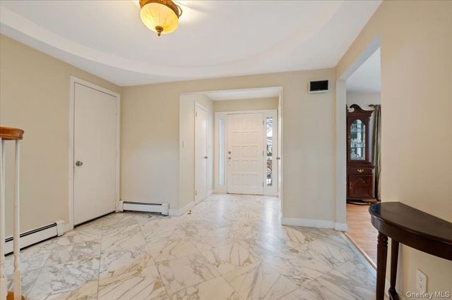 8 Sagamore Way S, Jericho, NY 11753