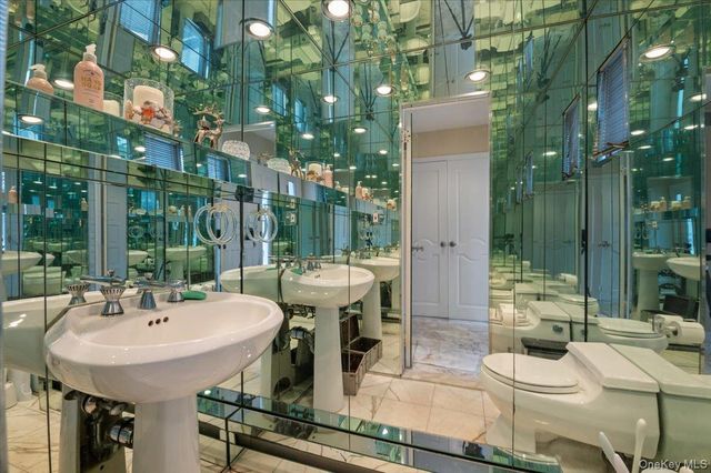 8 Sagamore Way S, Jericho, NY 11753