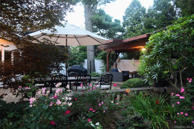 8 Sagamore Way S, Jericho, NY 11753