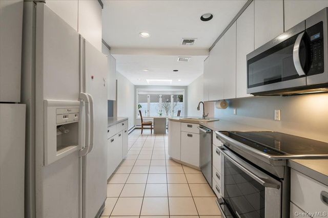 8 Sagamore Way S, Jericho, NY 11753