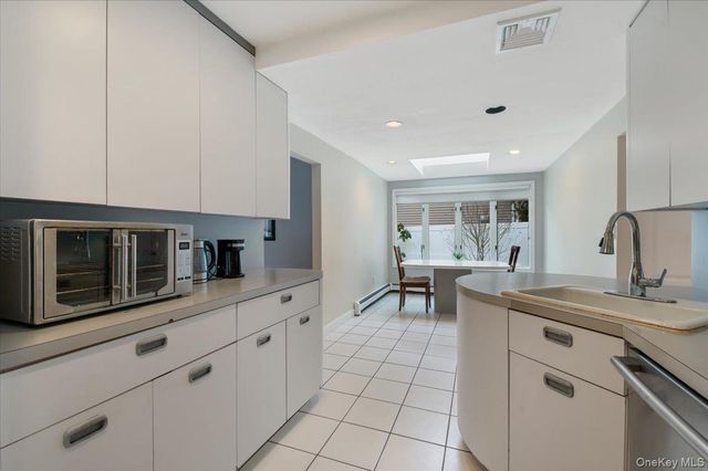 8 Sagamore Way S, Jericho, NY 11753