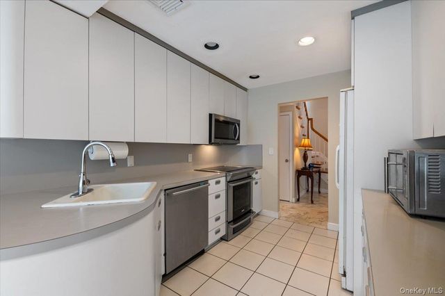 8 Sagamore Way S, Jericho, NY 11753