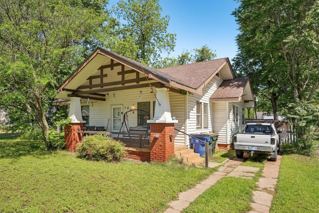 1220 W Iowa Avenue, Chickasha, OK 73018
