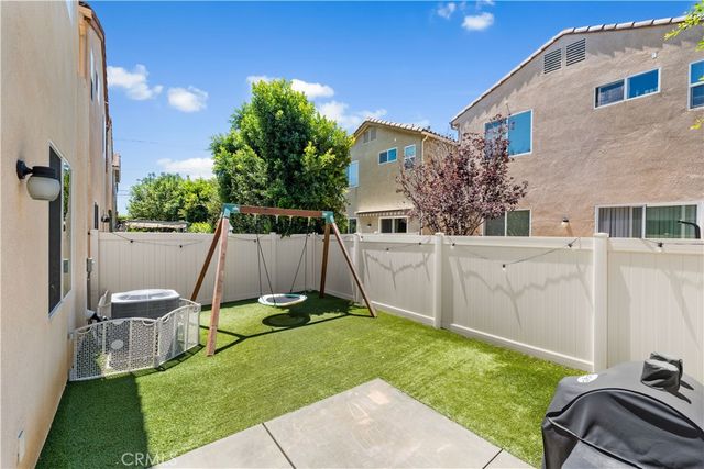 7611 N Honor, Van Nuys, CA 91405