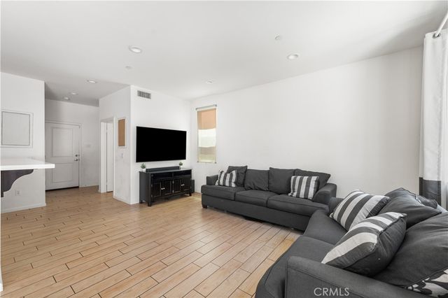 7611 N Honor, Van Nuys, CA 91405