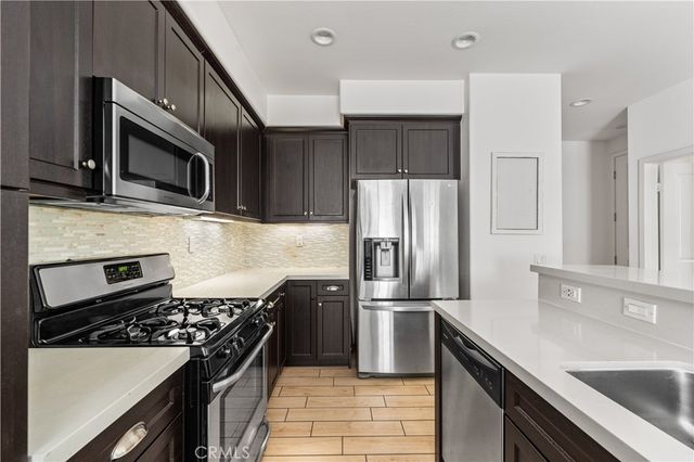 7611 N Honor, Van Nuys, CA 91405