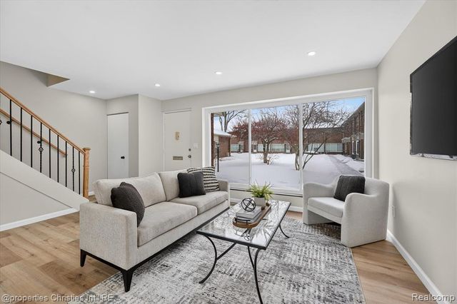 32651 5 Mile Road 15, Livonia, MI 48154