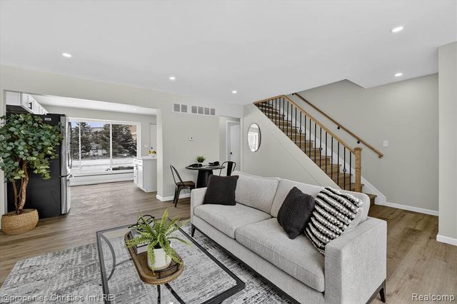 32651 5 Mile Road 15, Livonia, MI 48154