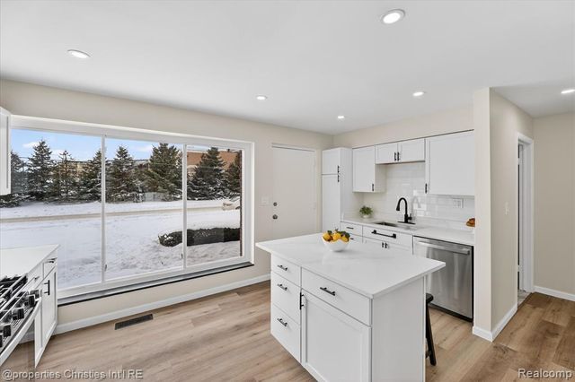 32651 5 Mile Road 15, Livonia, MI 48154