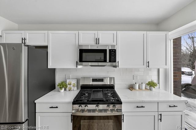 32651 5 Mile Road 15, Livonia, MI 48154