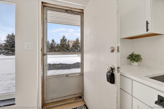 32651 5 Mile Road 15, Livonia, MI 48154