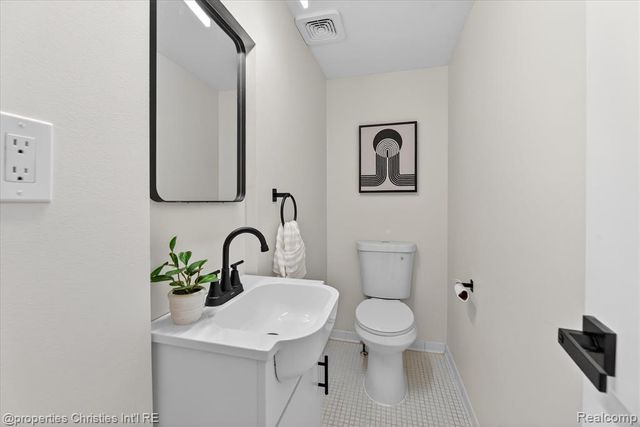 32651 5 Mile Road 15, Livonia, MI 48154