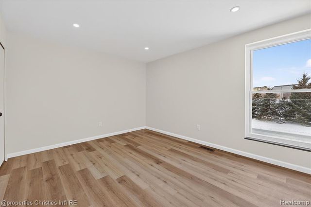 32651 5 Mile Road 15, Livonia, MI 48154