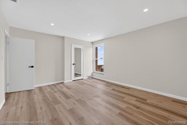 32651 5 Mile Road 15, Livonia, MI 48154