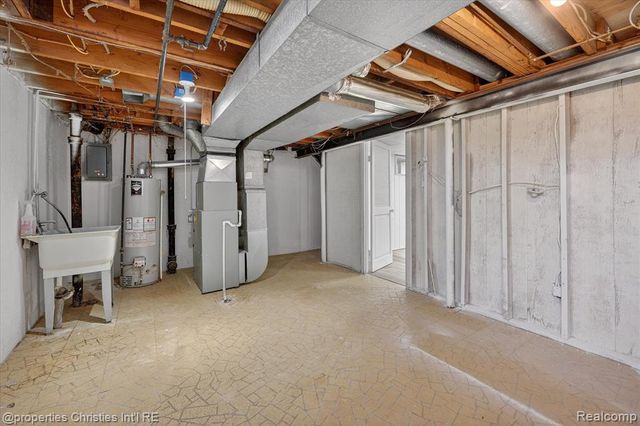 32651 5 Mile Road 15, Livonia, MI 48154