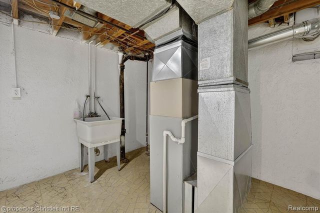 32651 5 Mile Road 15, Livonia, MI 48154