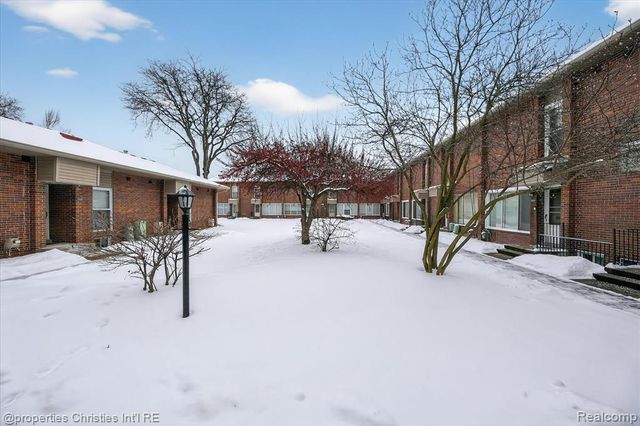 32651 5 Mile Road 15, Livonia, MI 48154