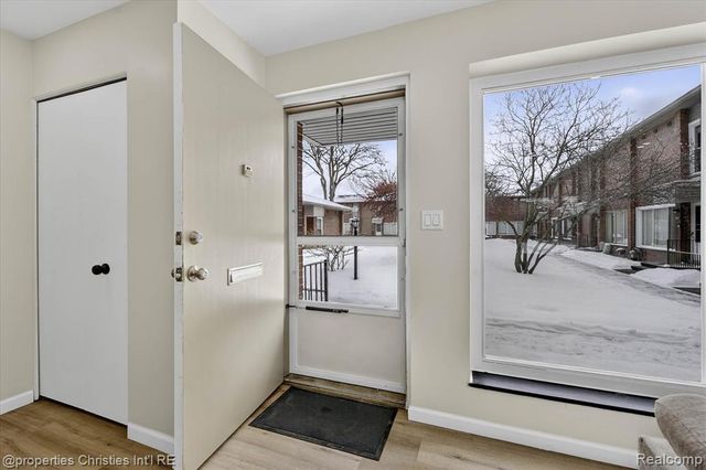 32651 5 Mile Road 15, Livonia, MI 48154