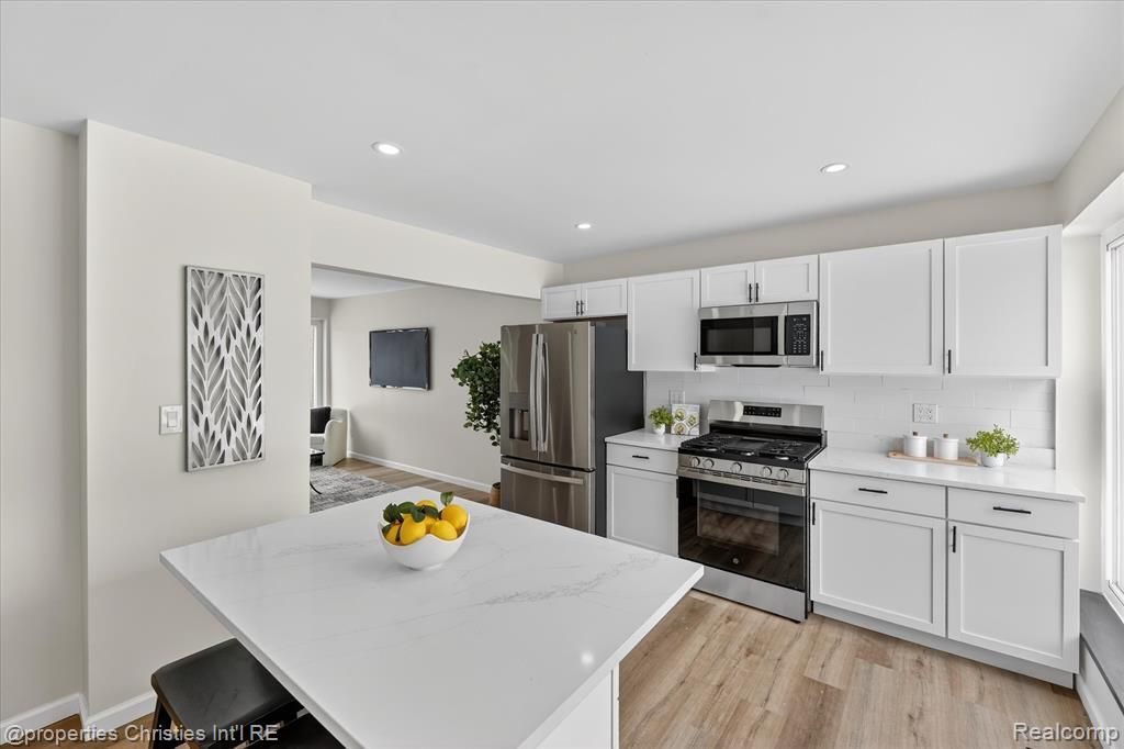 32651 5 Mile Road 15, Livonia, MI 48154