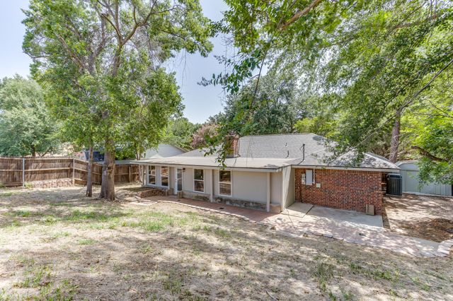 2709 Springbrooke Drive, Hurst, TX 76054