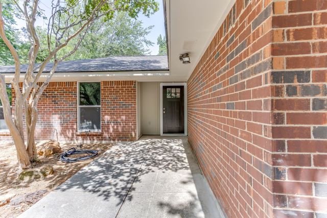 2709 Springbrooke Drive, Hurst, TX 76054