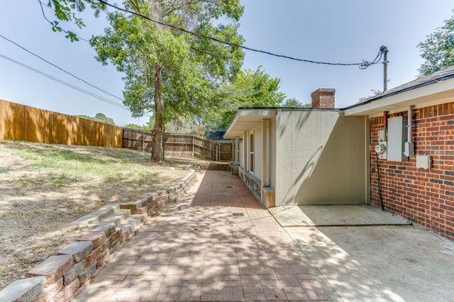 2709 Springbrooke Drive, Hurst, TX 76054