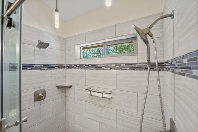 60775 Currant Way, Bend, OR 97702