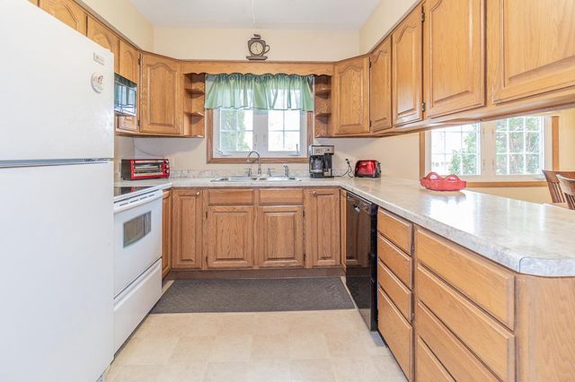 828 W WARREN STREET, New London, WI 54961