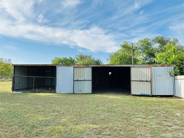 311 S Melwood Street, Winters, TX 79567